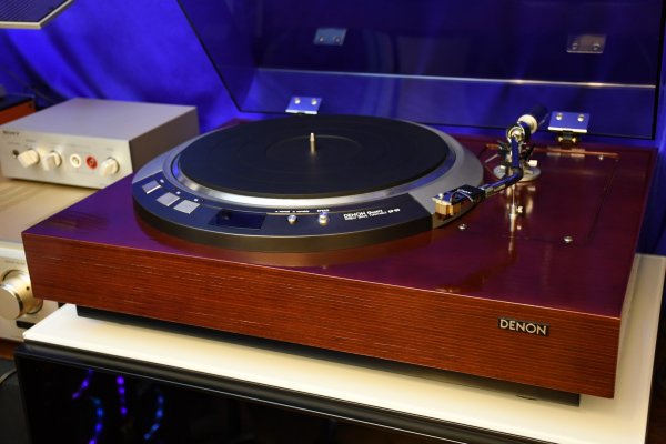 Denon dp-300f black. Виниловый проигрыватель denon dp-200usb. Denon dp-100m. Винил денон. Denon dp-450usb.