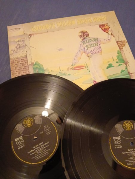 Винтажный немецкий двойник Элтона Yellow brick road Винтажный немецкий двойник Элтона Yellow brick road