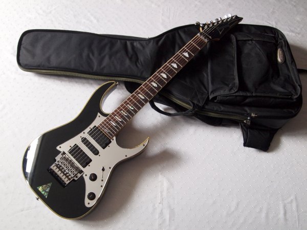 Продается семиструнный Ibanez Universe UV-777P Продается семиструнный Ibanez Universe UV-777P