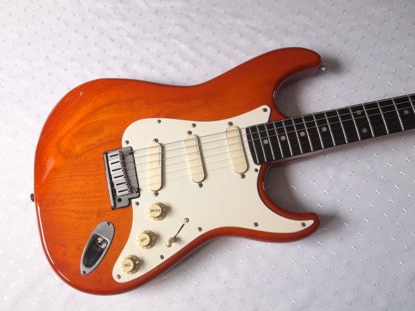  Fender Stratocaster STR850 Deluxe Japan