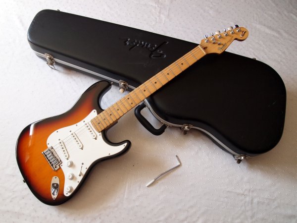 ��������� Fender Stratocaster 40-Anniversary Sunburst